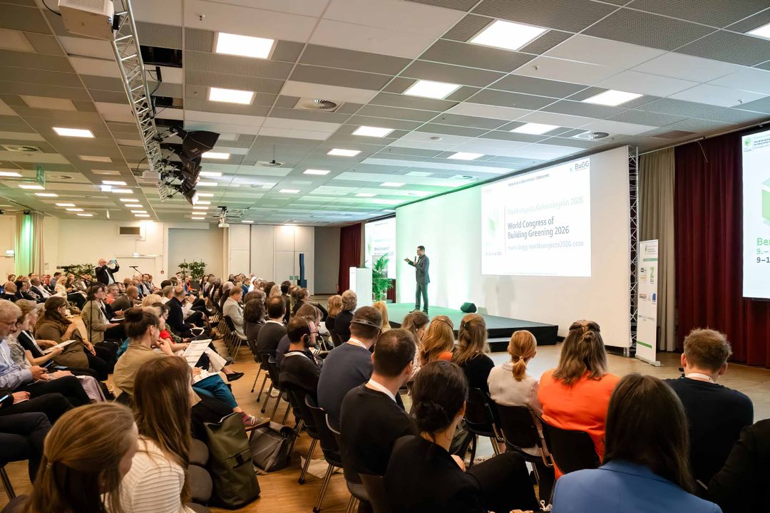 Voller Saal beim Weltkongress Gebäudegrün