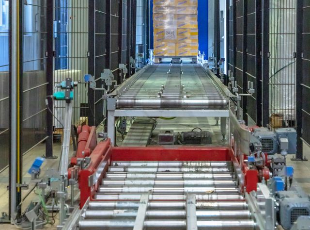 Modernization: Fully automated conveyor system replaces old transport conveyor line Roller conveyors