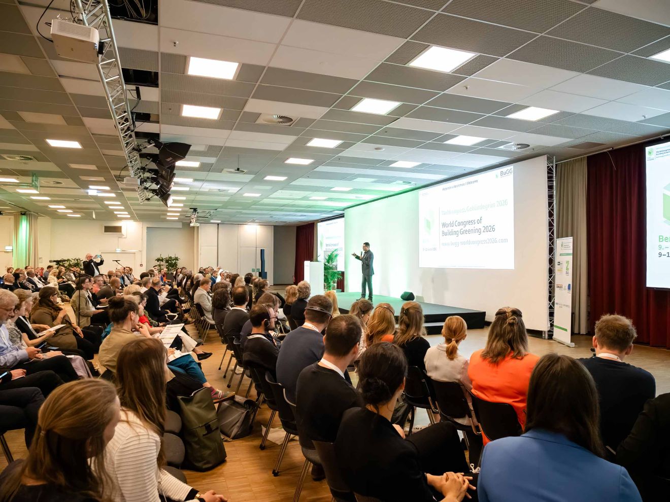 Voller Saal beim Weltkongress Gebäudegrün