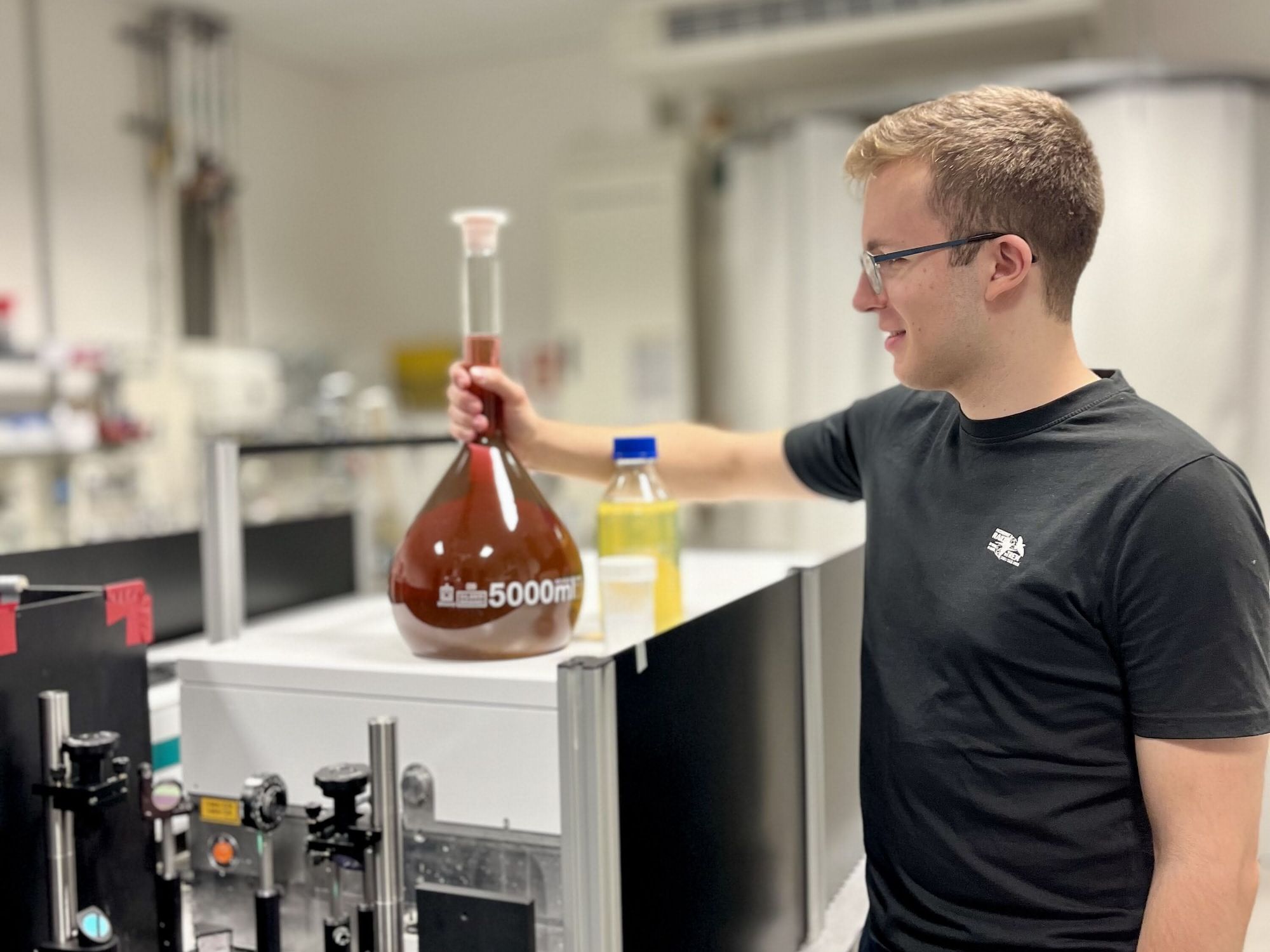 32 Labore forschten zum 3D-Druck mit Pulvern Max Stutzenberger, Wissenschaftler im Team von Dr. Anna Ziefuß