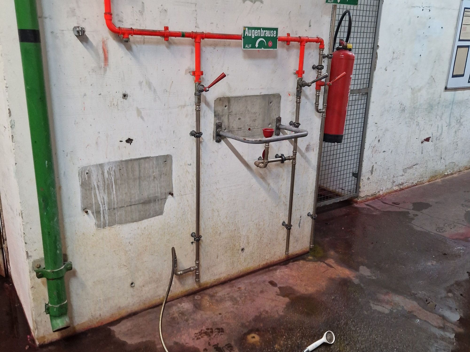 Sicherheitsnotdusche Sicherheitsnotdusche Entnahmestelle