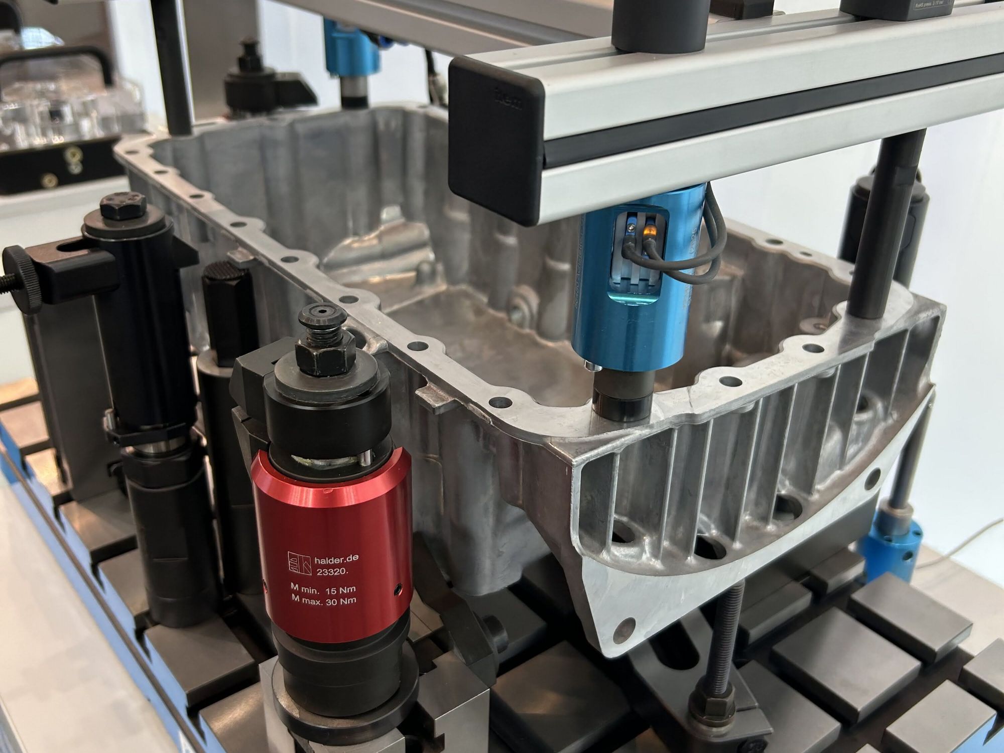Pneumatically operated, self-locking ball transfer pin for seamless integration into robot and handling systems