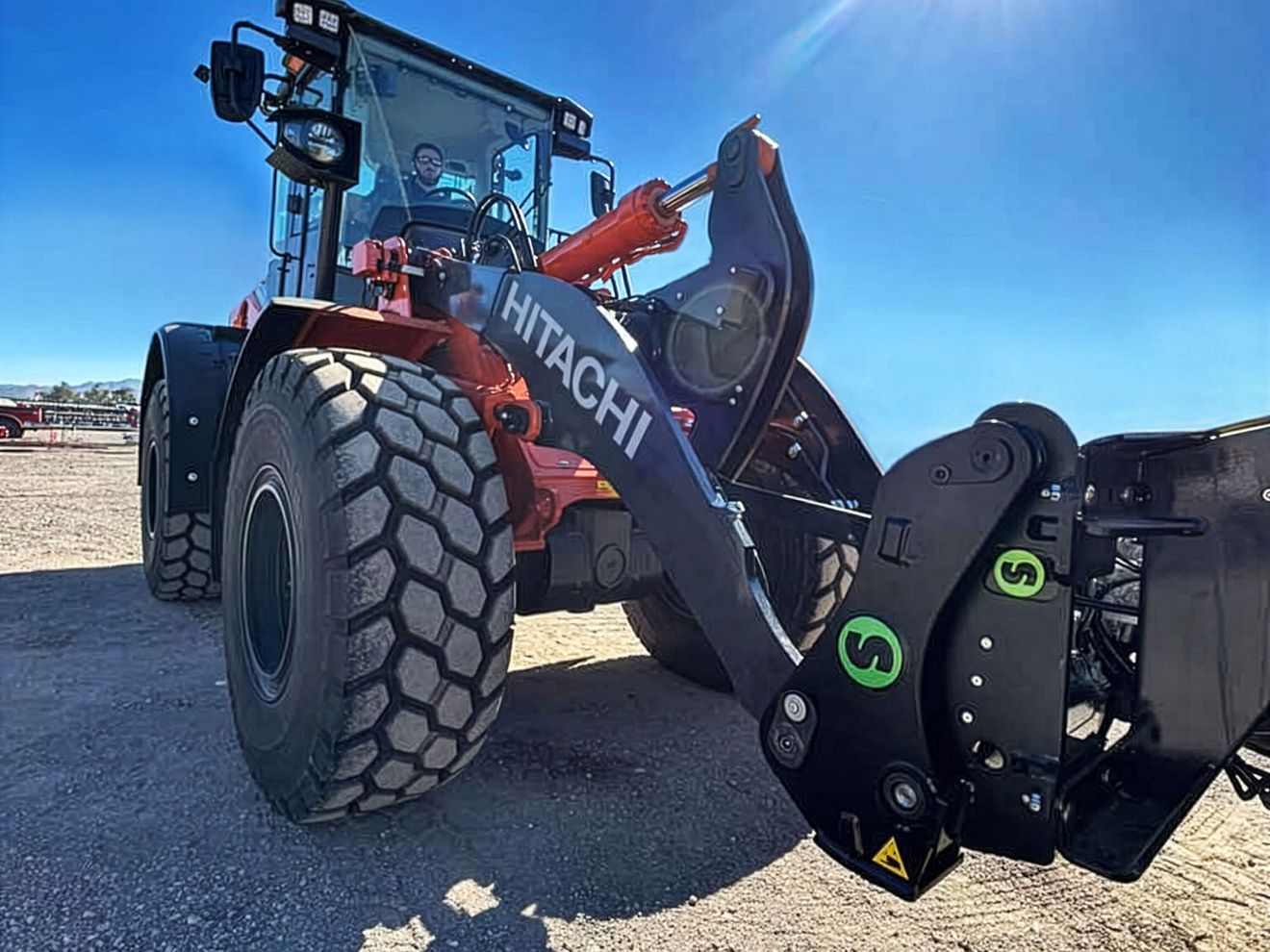 Tiltrotator von Steelwrist Der neue Tiltrotator von Steelwrist an einem roten Radlader von Hitachi