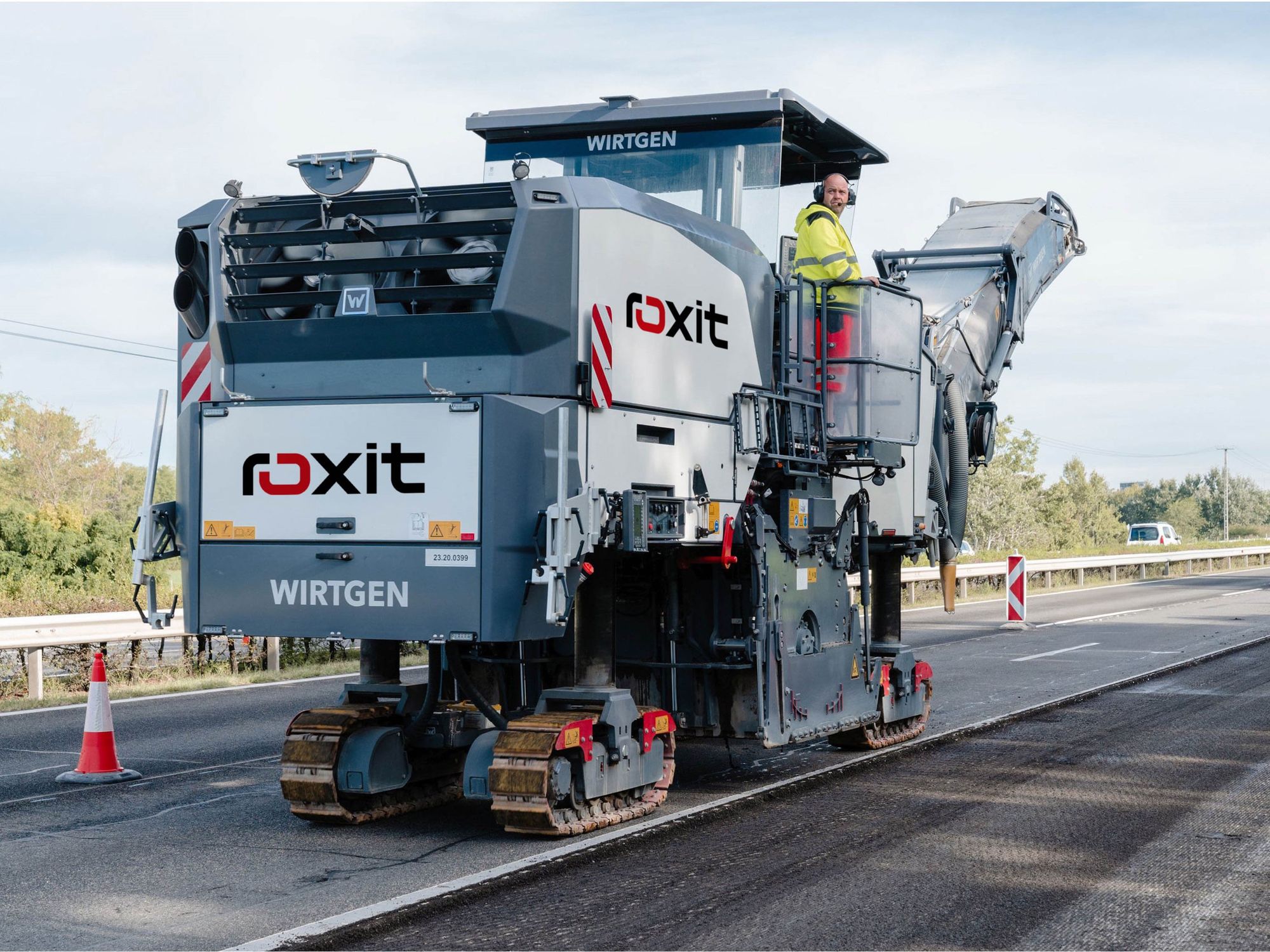 roxit bietet ein breites Spektrum an baunahen Dienstleistungen – vom Fräsen und Abtragen bis zur Aufbereitung und Wiederverwertung von Materialien.