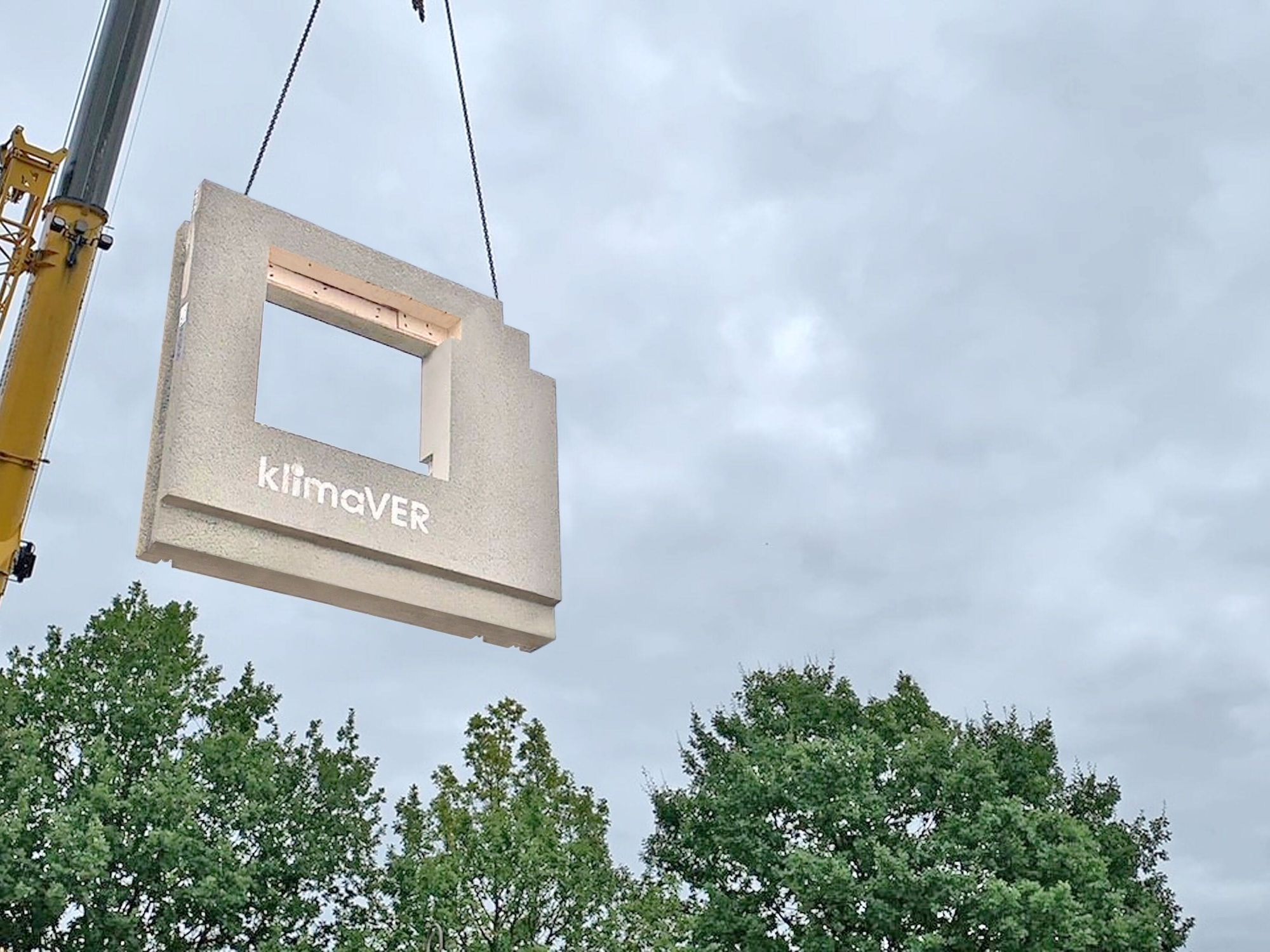 Ein vorgefertigtes Betonfertigteil wird auf die Baustelle gehoben.
