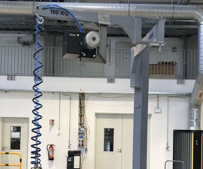 Glasfaserrollen handhaben: Pneumatischer Balancer mit Balggreifer Glasfaserrollen handhaben: Pneumatischer Balancer mit Balggreifer