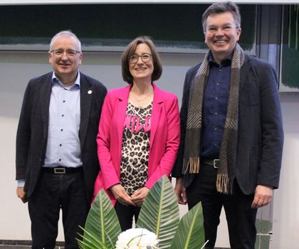 Prof. Dr. Stefan Pelzer (Evonik Operations GmbH), ehemaliger Präsident des VAAM, Prof.  Dr. Nicole Frankenberg-Dinkel von der RPTU Kaiserslautern-Landau (Abt. Mikrobiologie) und  Dr. Jiri Snaidr, Gründer und CEO der vermicon AG, der nun das Amt des Vize-Präsidenten übernimmt.