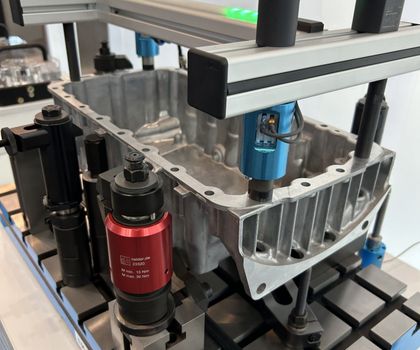 Pneumatisch bedienbarer, selbstsichernder Kugeltragbolzen für nahtlose Integration in Roboter- und Handlingsysteme Pneumatisch bedienbarer, selbstsichernder Kugeltragbolzen für nahtlose Integration in Roboter- und Handlingsysteme