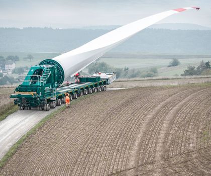Rotorblatttransport: Neuer BladeLifter von TII Scheuerle meistert erste Einsätze Rotorblatttransport: Neuer BladeLifter von TII Scheuerle meistert erste Einsätze