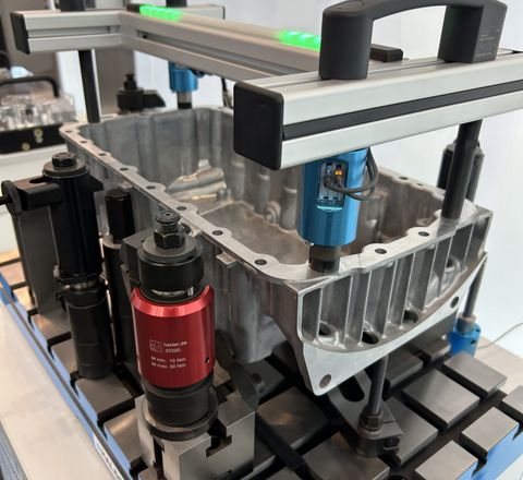 Pneumatically operated, self-locking ball transfer pin for seamless integration into robot and handling systems Pneumatically operated, self-locking ball transfer pin for seamless integration into robot and handling systems