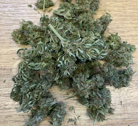 Cannabisblütenknospen vor dem Mahlvorgang Cannabisblütenknospen vor dem Mahlvorgang