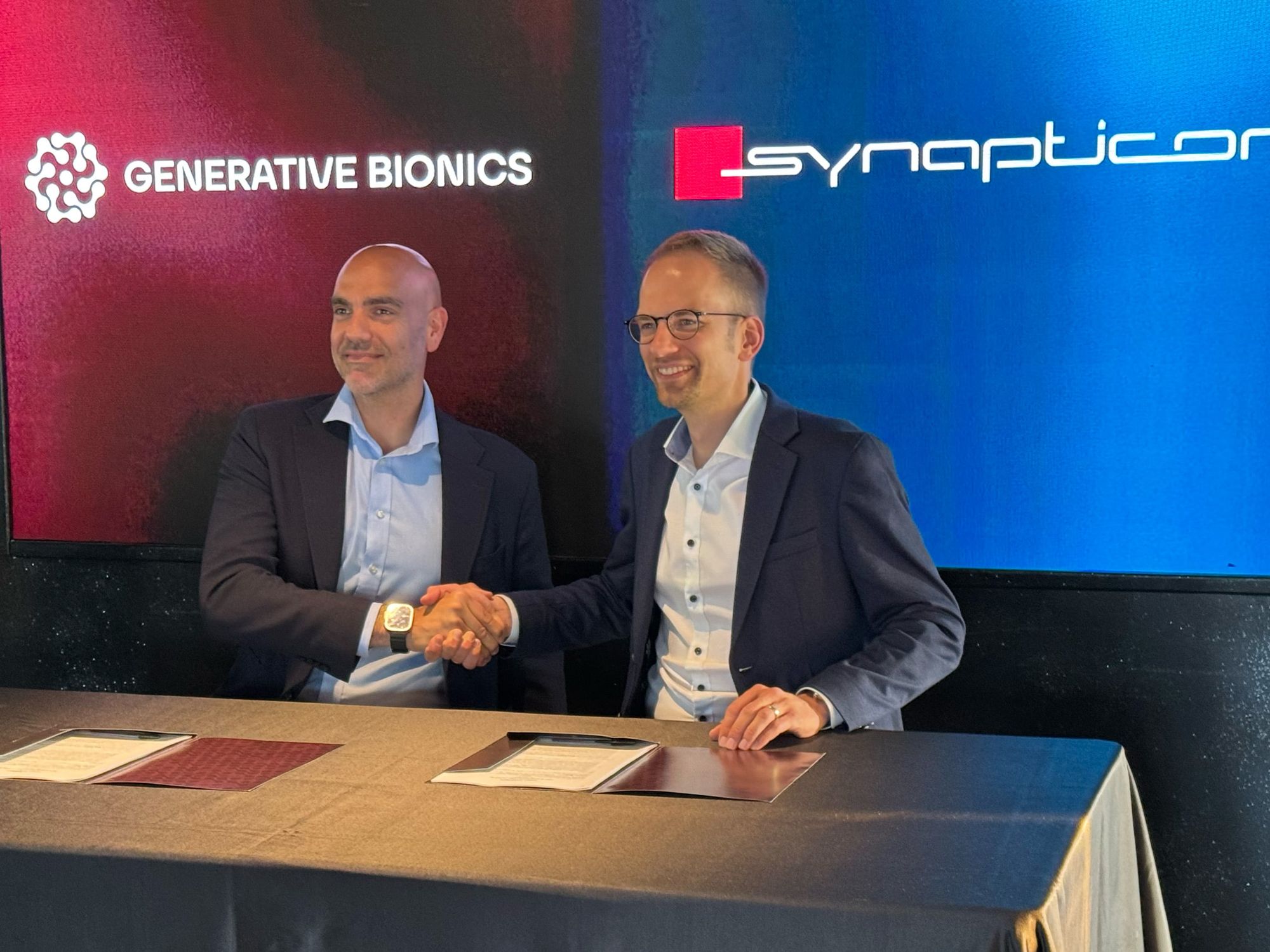 Daniele Pucci, CEO of Generative Bionics, and Simon Fischinger, CEO of Synapticon, at the signing of the contract.