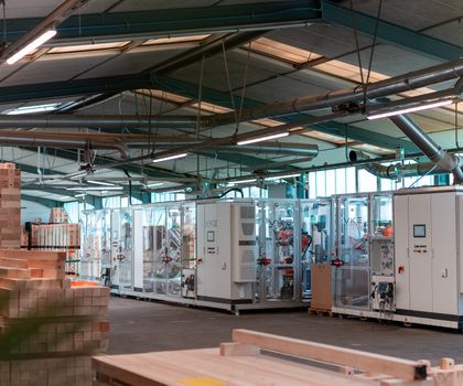 Vollautomatisierte Produktionslinie für Triqbriq-Holzbausteine