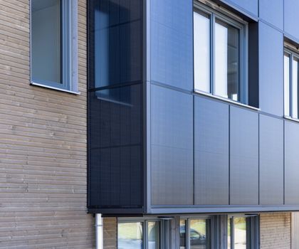 StoVentec Photovoltaics Inlay: Passelemente für eine homogene PV-Fassade