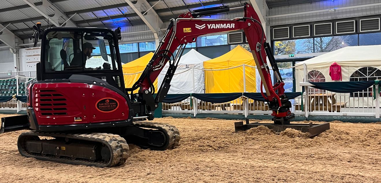 Der Yanmar SV60, ausgestattet mit Rototilt RC2, Forstzange, Baumschere und Seilwinde, ist inzwischen das Rückgrat des Unternehmens. Der Yanmar SV60, ausgestattet mit Rototilt RC2, Forstzange, Baumschere und Seilwinde, ist inzwischen das Rückgrat des Unternehmens.