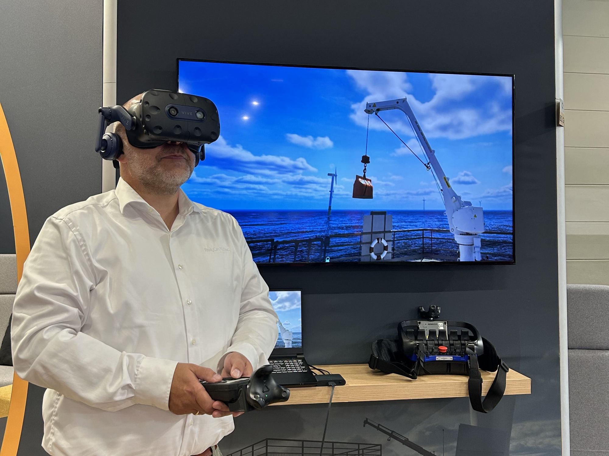 Ein Palfinger VR1 Trainingssimulator in Anwendung. Ein Palfinger VR1 Trainingssimulator in Anwendung.
