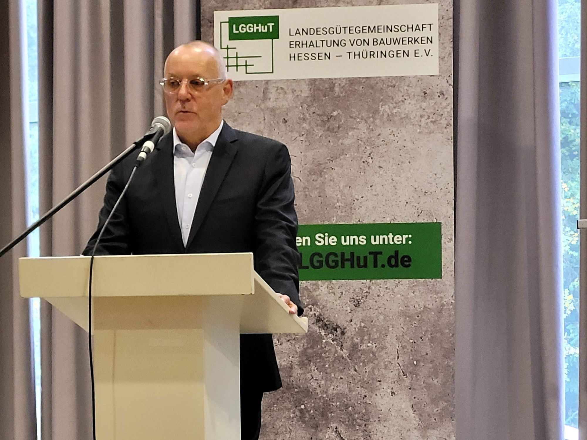 „Diese Veranstaltung bietet eine wertvolle Plattform für den Austausch und spiegelt die aktuellen Entwicklungen und Herausforderungen unserer Branche wieder“, sagt Marco Götze, Vorstandsvorsitzender der Bundesgütegemeinschaft Instandsetzung von Betonbauwerken e.V. (ib). „Diese Veranstaltung bietet eine wertvolle Plattform für den Austausch und spiegelt die aktuellen Entwicklungen und Herausforderungen unserer Branche wieder“, sagt Marco Götze, Vorstandsvorsitzender der Bundesgütegemeinschaft Instandsetzung von Betonbauwerken e.V. (ib).