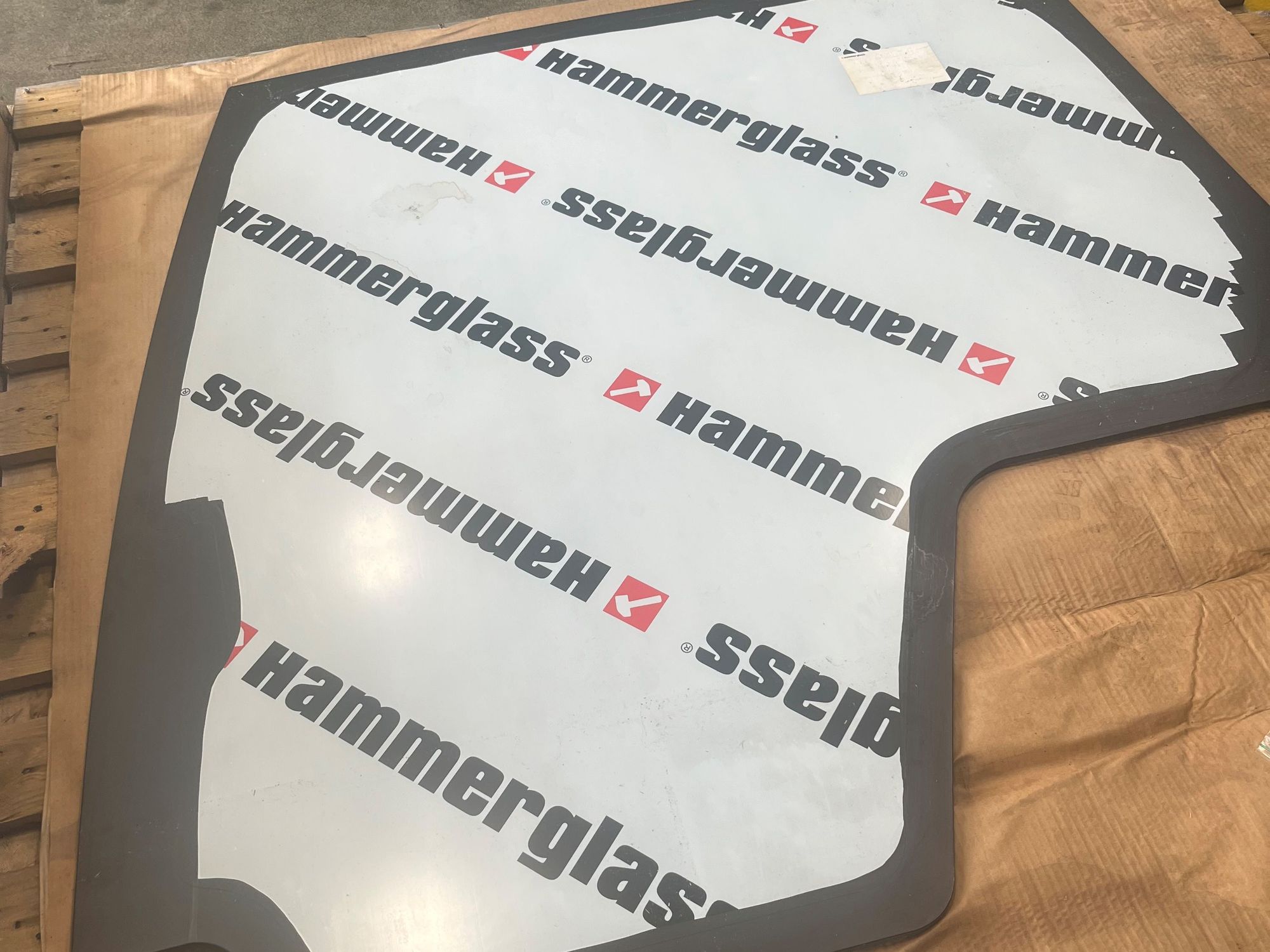 Diese Scheibe soll in Zukunft einen Baggerfahrer schützen.