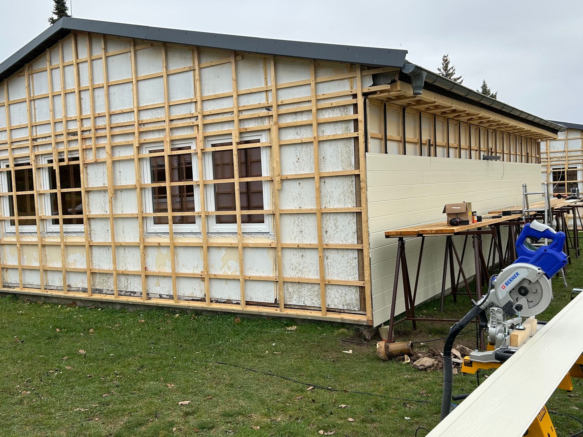 Hardie VL Plank Fassadenpaneele Ferienpark Feuerkuppe