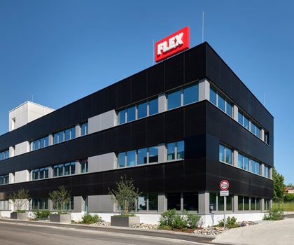 fischer realisiert PV-Fassade am Neubau der Flex Elektrowerkzeuge GmbH