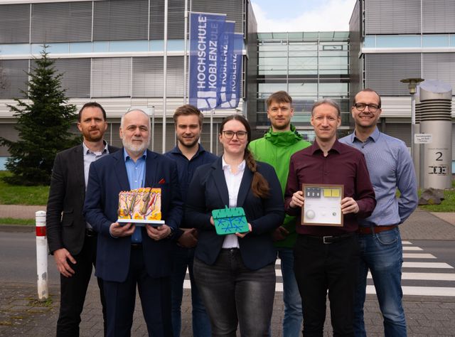 Biomarker minimalinvasiv messen: Hochschule Koblenz entwickelt Mini-Labor für die Haut Die Beteiligten der Forschungsgruppe zeigen modellhaft einen Querschnitt durch die Haut, ein vergrößertes Mikronadelpatch sowie Modelle der Patches in Originalgröße.