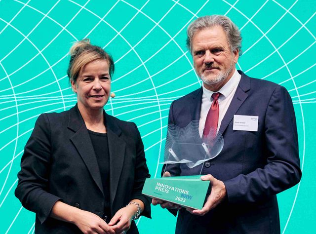 Biophysik: Klaus Gerwert erhält Innovationspreis des Landes NRW Mona Neubaur und Klaus Gerwert