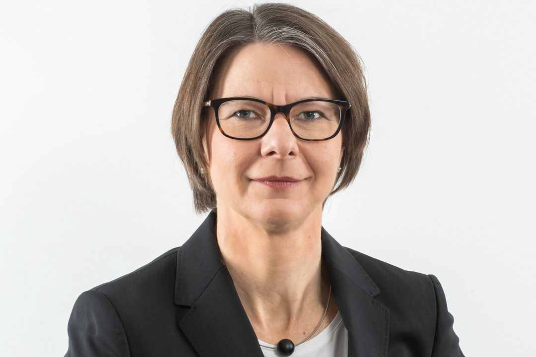 Cybergefahren im Baugewerbe: KI-Phishing und QR-Code-Risiken im Fokus Regina Mühlich, Wirtschaftsjuristin und Geschäftsführerin von AdOrga Solutions lächelt in die Kamera