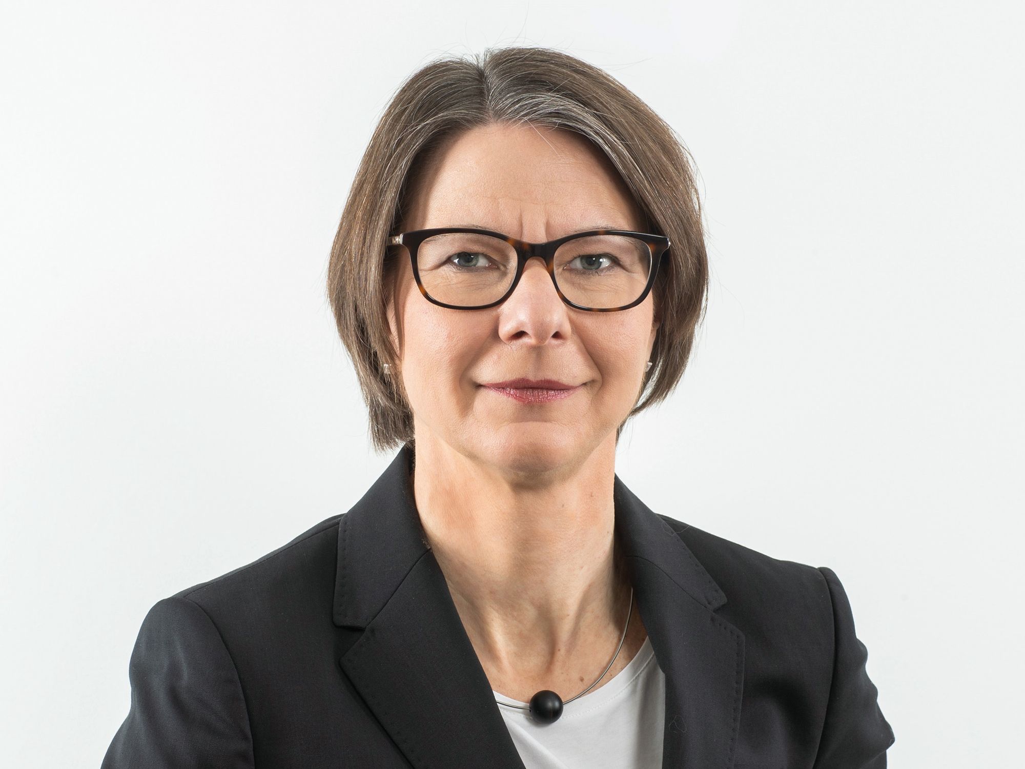 Regina Mühlich, Wirtschaftsjuristin und Geschäftsführerin von AdOrga Solutions lächelt in die Kamera