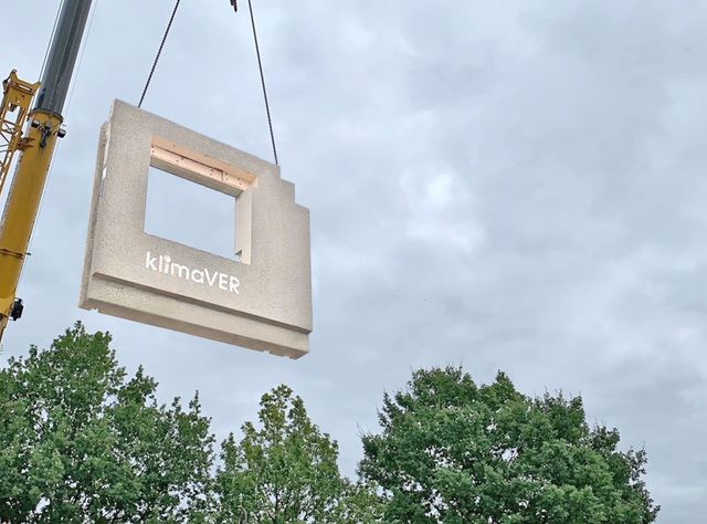 Moduleinbau Ein vorgefertigtes Betonfertigteil wird auf die Baustelle gehoben.
