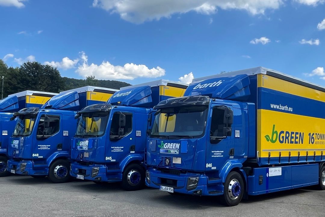 Renault Trucks und barth Logistikgruppe setzen Zeichen für emissionsarme Transporte Die neuen Renault Trucks E-Tech D16 4x2 v in Reih und Glied