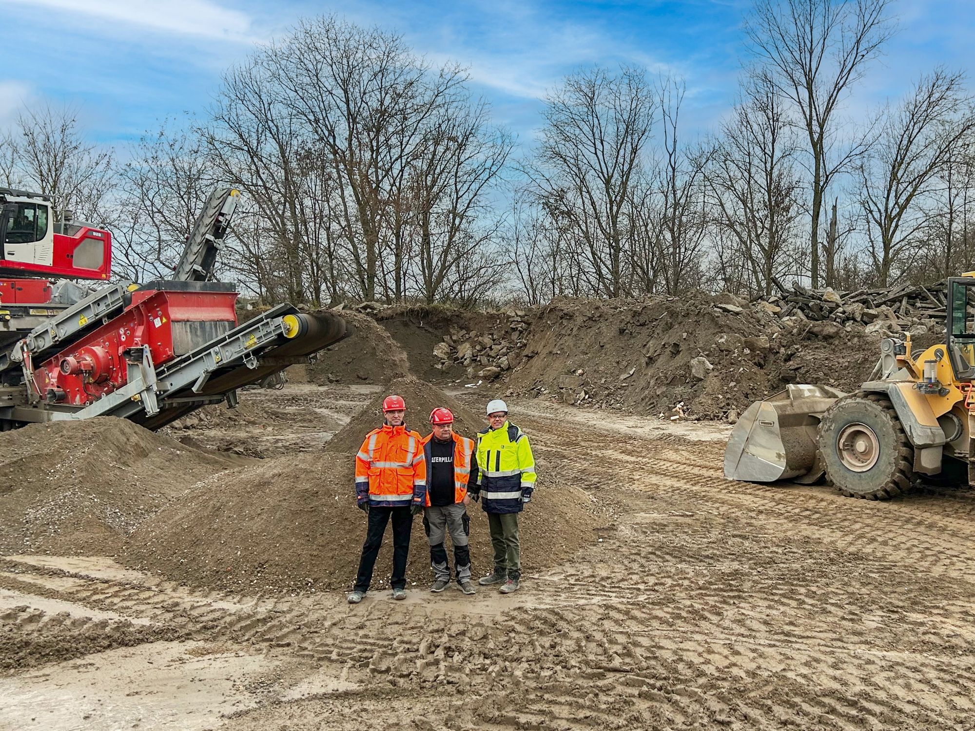 Thomas Atzler, Geschäftsführer der RWG I Schicht (li) mit Stefan Heger, Geschäftsführer der Heidelberg Materials Mineralik (re) und Bernhard Noack auf dem Werksgelände bei Berlin