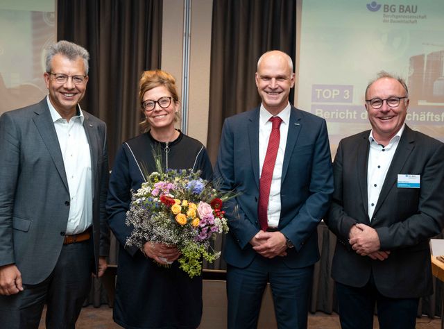 Katia-Julia Rostek zur stellvertretenden Hauptgeschäftsführerin der BG BAU gewählt Katia-Julia Rostek mit anderen Vertretern der BG Bau
