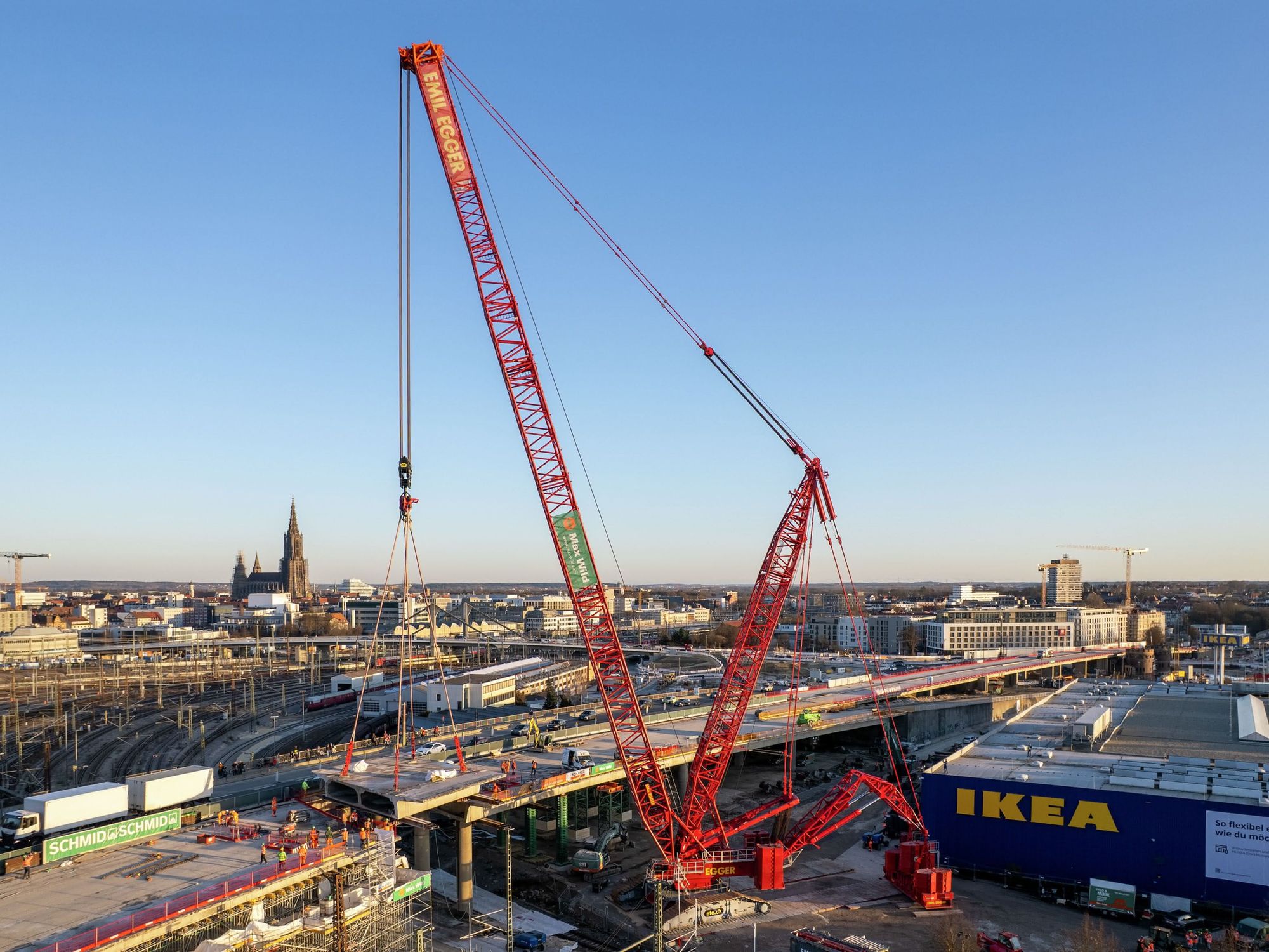 Ein roter Raupenkran LR 11000 von Liebherr im Einsatz auf der Baustelle.