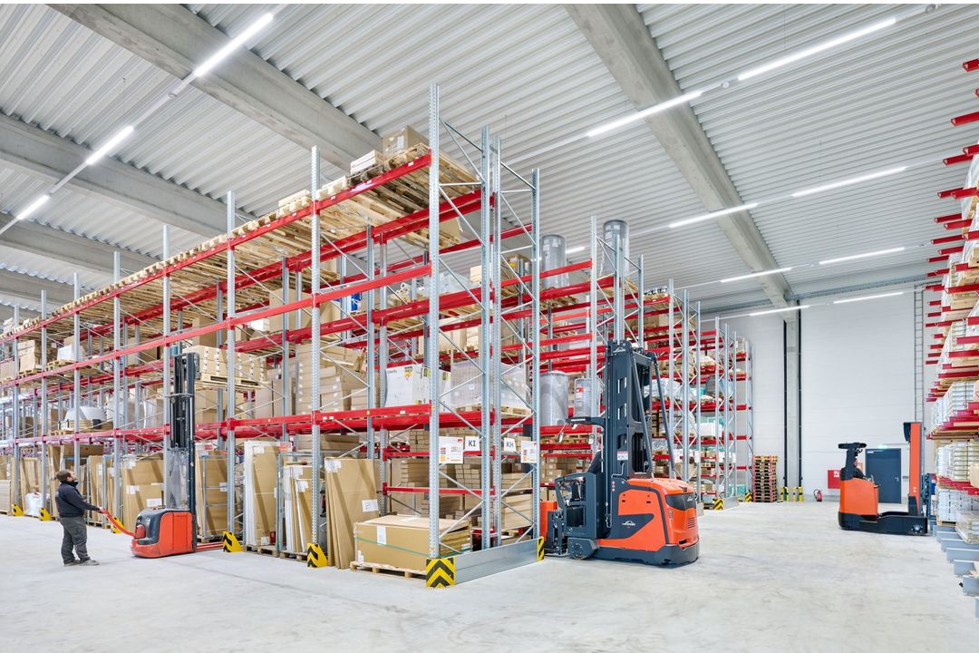 Schmalgangstapler: Ergonomisch unterwegs in 7 Meter Höhe Schmalgangstapler: Ergonomisch unterwegs in 7 Meter Höhe