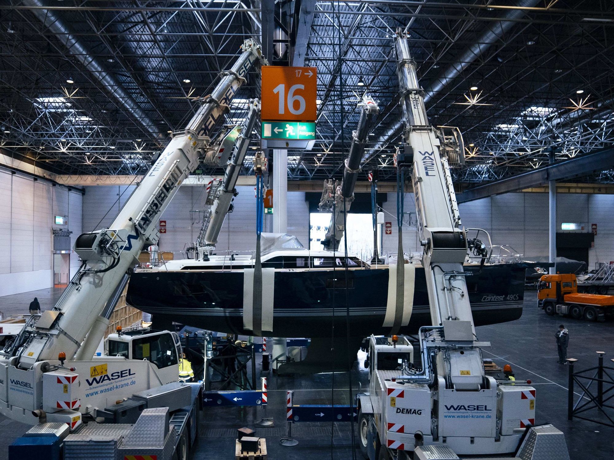 Bei der millimetergenauen Positionierung der wertvollen Boote in den engen Messehallen kommen die Tadano AC 45 City Mobilkrane der Wasel GmbH mit Allison Vollautomatikgetriebe zum Einsatz – auch im synchronen Quadrohub.