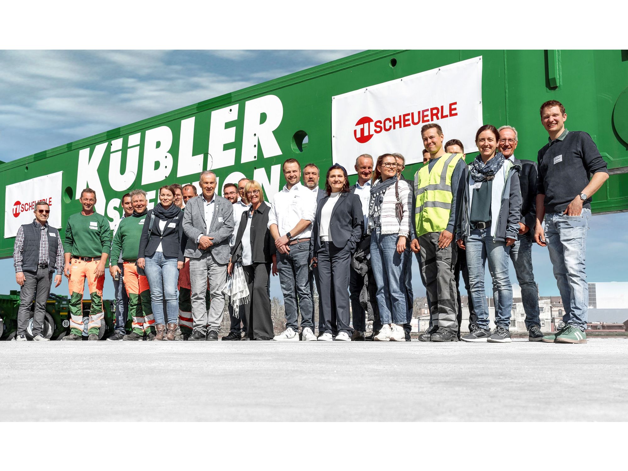 Starke Partnerschaft: Das Team von TII Scheuerle inkl. Inhaberin Susanne Rettenmaier (TII Group) und das Team der Spedition Kübler beim Launch der STB320 Brückenkombination – Symbol für Zusammenarbeit mit Weitblick. Starke Partnerschaft: Das Team von TII Scheuerle inkl. Inhaberin Susanne Rettenmaier (TII Group) und das Team der Spedition Kübler beim Launch der STB320 Brückenkombination – Symbol für Zusammenarbeit mit Weitblick.