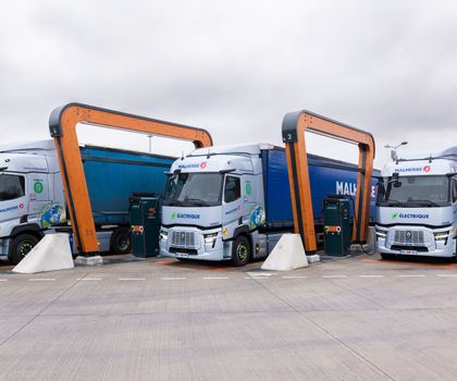 Renault Trucks elektrifiziert seinen internen Logistikkorridor vollständig Renault Trucks elektrifiziert seinen internen Logistikkorridor vollständig