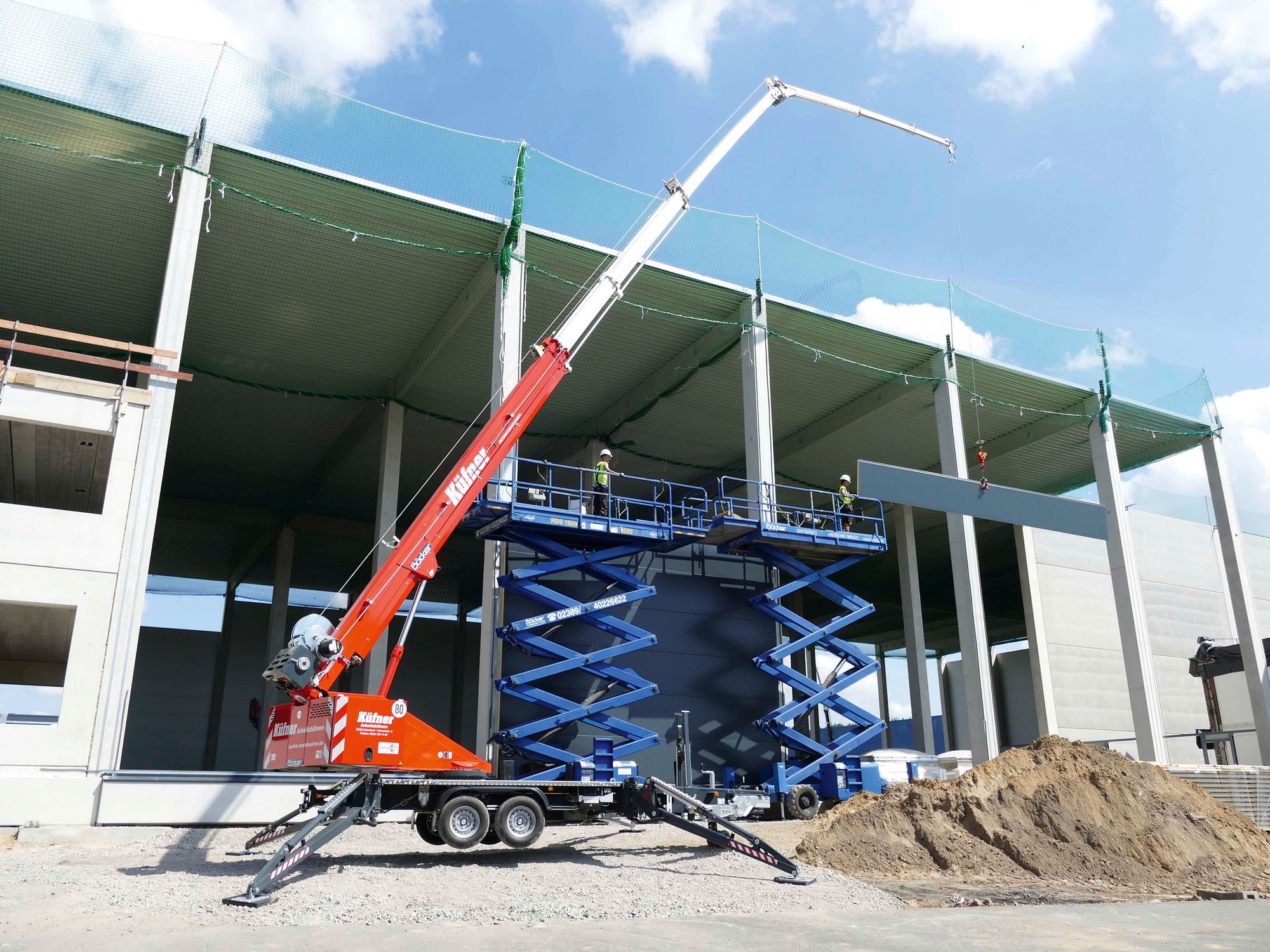 Lange elektrische Laufleistung – Der Böcker AHK 30e KS überzeugte bei Verkleidungsarbeiten an einer Logistikhalle