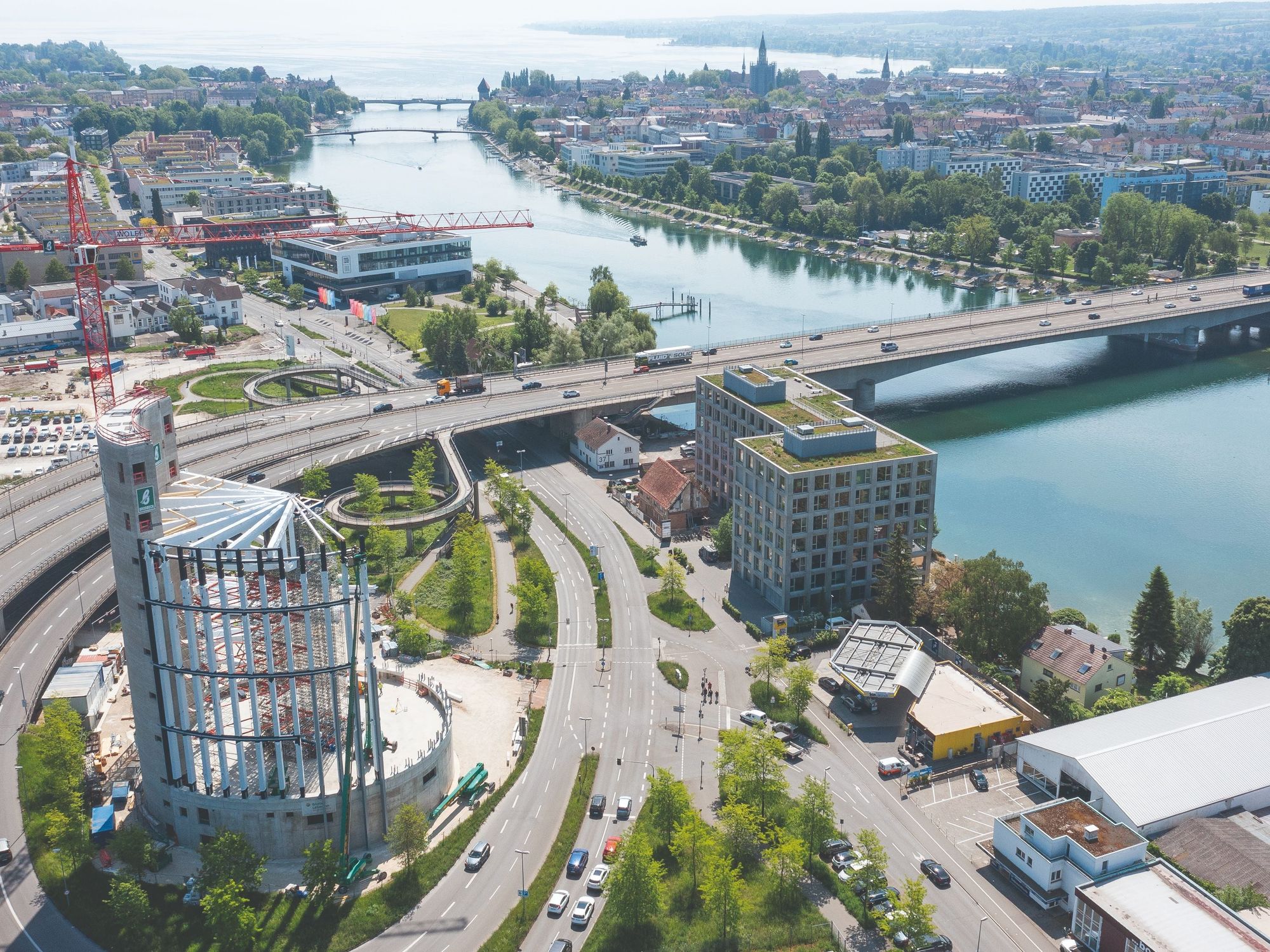 Nicht alltäglich: Gerüstunterstützung für Holzbau in 32 m Höhe