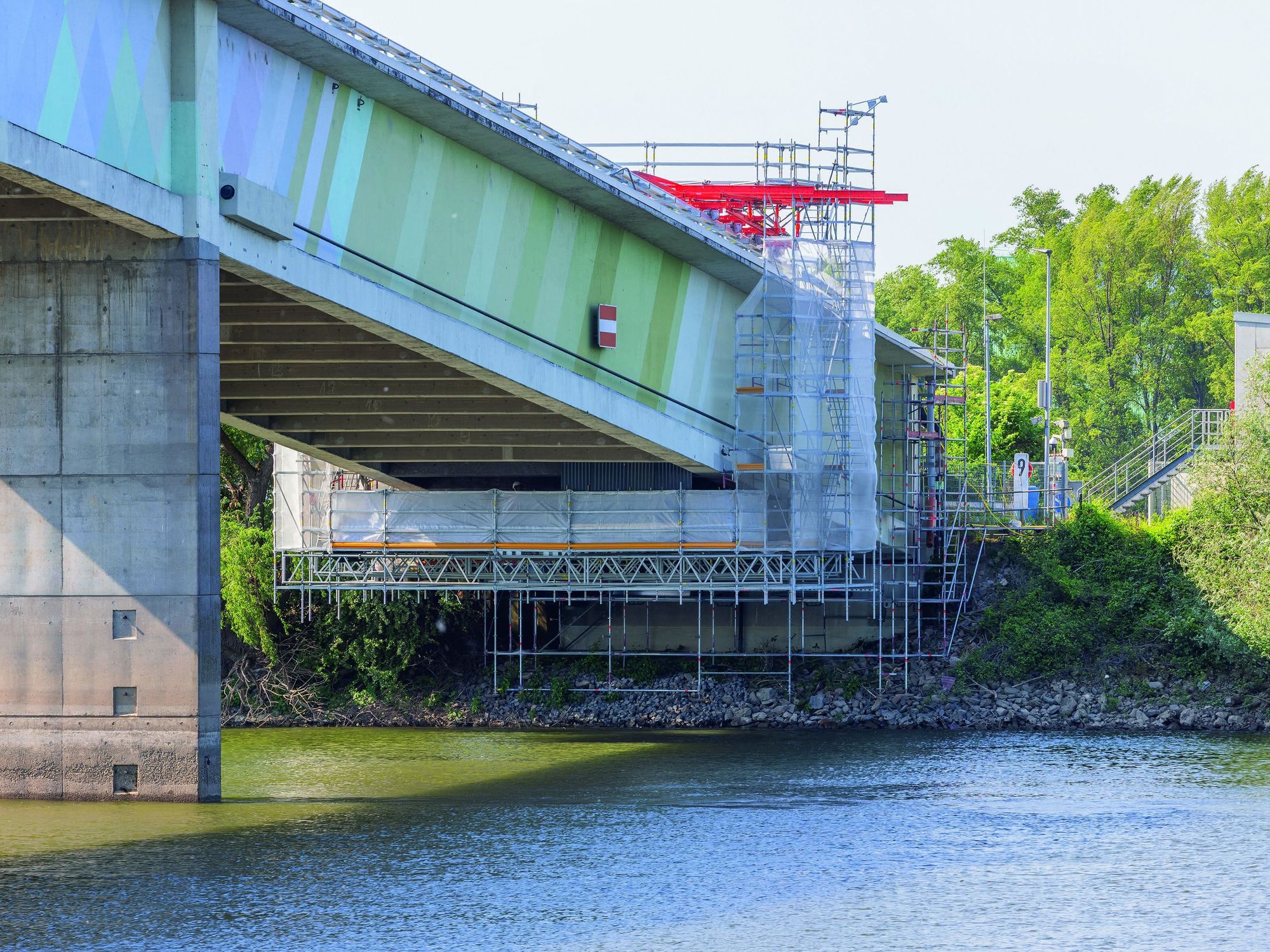 Das Gerüst von Peri an der Seite der Brücke.