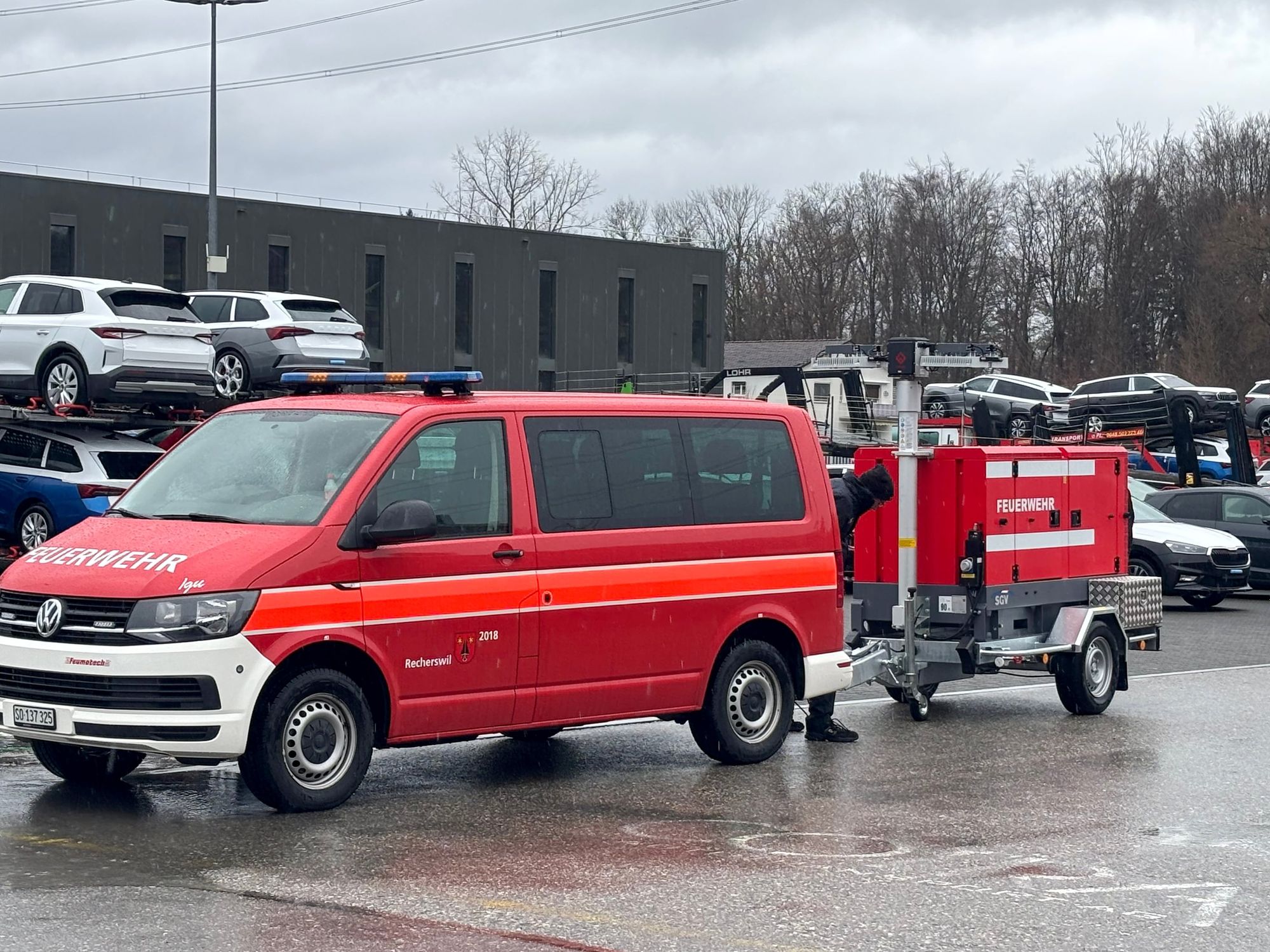 Die Anhängerkupplungen der gängigen Feuerwehrfahrzeuge erlauben nur 75 kg Stützlast, während die Generatoren mit ihren Fahrgestellen im Normalfall auf gut 100 kg kommen. Daher versetzte Atlas Copco die Maschinen auf dem Chassis um einige Zentimeter nach hinten, wodurch die Stützlast nun sogar unter dem erlaubten Wert liegt. Die Anhängerkupplungen der gängigen Feuerwehrfahrzeuge erlauben nur 75 kg Stützlast, während die Generatoren mit ihren Fahrgestellen im Normalfall auf gut 100 kg kommen. Daher versetzte Atlas Copco die Maschinen auf dem Chassis um einige Zentimeter nach hinten, wodurch die Stützlast nun sogar unter dem erlaubten Wert liegt.