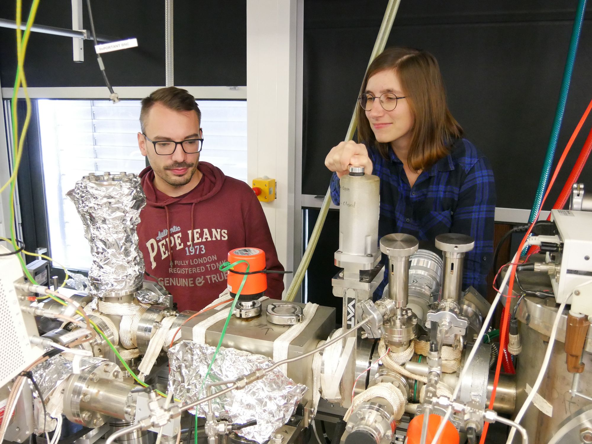 Philipp Meyer und Svenja Jäger im Labor an der Ruhr-Universität Bochum Philipp Meyer und Svenja Jäger im Labor an der Ruhr-Universität Bochum
