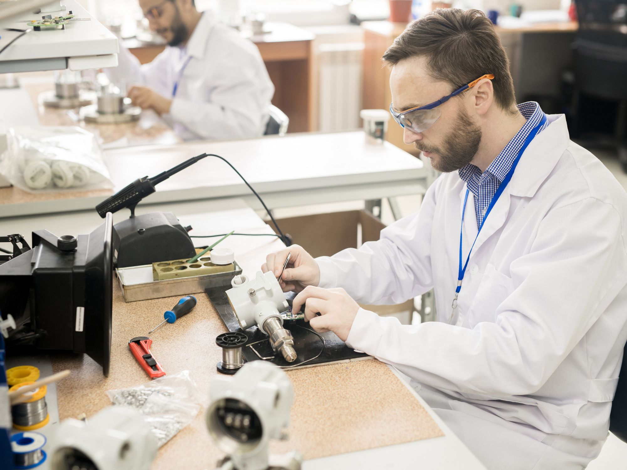 Carl Roth bietet neuen Reparaturservice für Laborgeräte Mitarbeiter beim Unternehmen Carl Roth repariert ein Laborgerät