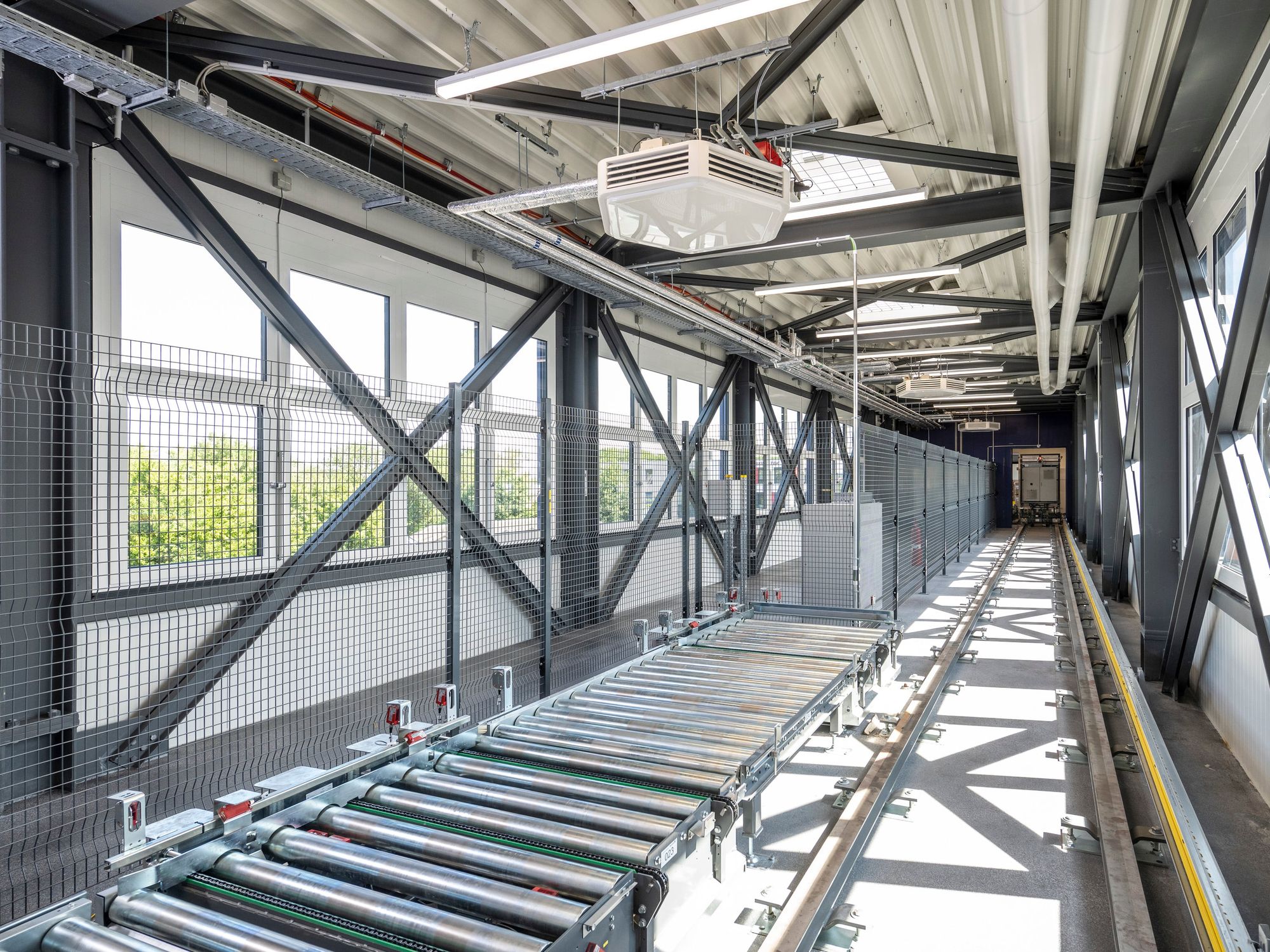 Agile Intralogistik: Westfalia automatisiert Förderbrücke für Orthomol