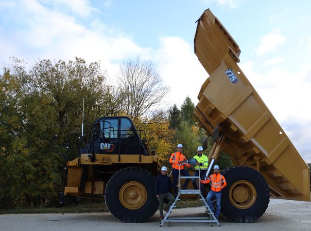 Cat Muldenkipper 775 trifft auf komplexe Geologie im Steinbruch Mergelstetten