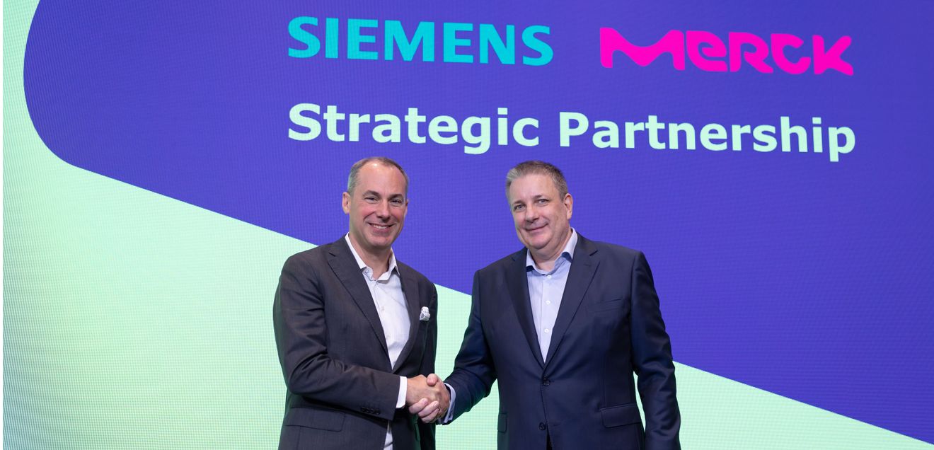 Cedrik Neike, CEO Digital Industries und Mitglied des Vorstandes der Siemens AG, und Kai Beckmann, Mitglied der Geschäftsleitung von Merck und CEO Electronics, unterschreiben Absichtserklärung. Cedrik Neike, CEO Digital Industries und Mitglied des Vorstandes der Siemens AG, und Kai Beckmann, Mitglied der Geschäftsleitung von Merck und CEO Electronics, unterschreiben Absichtserklärung.