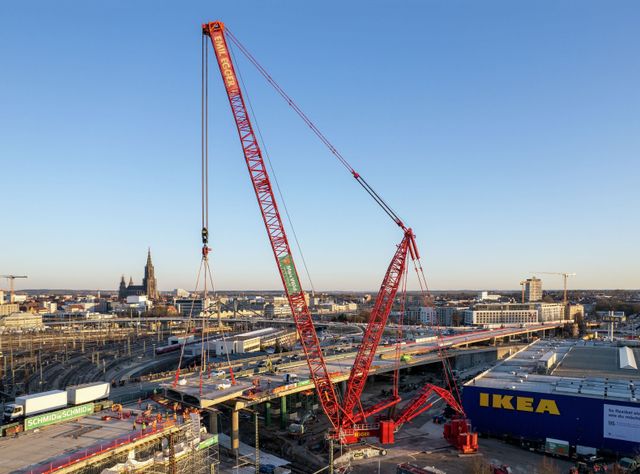 Ein roter Raupenkran LR 11000 von Liebherr im Einsatz auf der Baustelle.