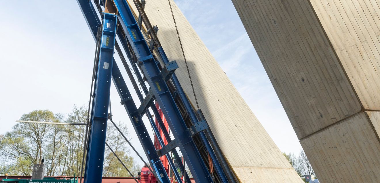 Um das Gewicht der 12 m hohen Pfeiler sicher abzuleiten, griffen Dokas Ingenieure auf ihren Traggerüst-Baukasten zurück. Um das Gewicht der 12 m hohen Pfeiler sicher abzuleiten, griffen Dokas Ingenieure auf ihren Traggerüst-Baukasten zurück.