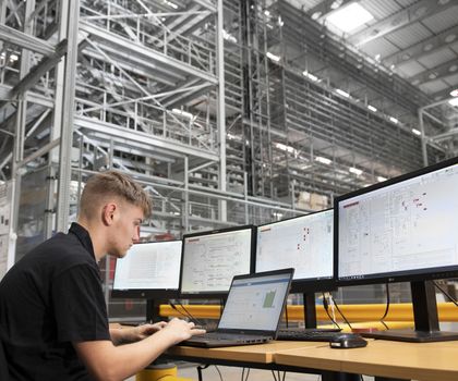 Mittels Standortvernetzung kann Dematic mehr Daten generieren, die dann in eine KI-Lösung in der Cloud fließen. Mittels Standortvernetzung kann Dematic mehr Daten generieren, die dann in eine KI-Lösung in der Cloud fließen. So lassen sich mehr Informationen aus den Leistungskennzahlen und Dashboards ziehen.