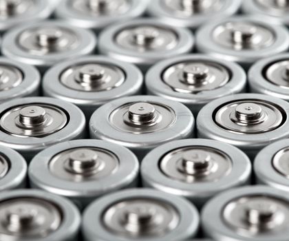 Batteriematerialien charakterisieren Batterien in Nahaufnahme